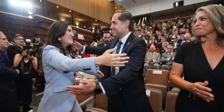 Foto: Cámara de Diputados // Kenia López Rabadán, a quien relevaría, y Raúl Bolaños Cacho Cué.