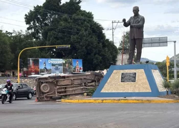 La camioneta quedó volcada sobre el camellón de la rotonda del general Lázaro Cárdenas.
