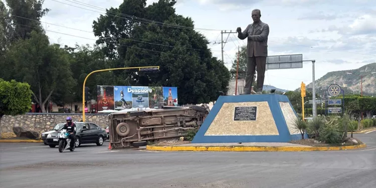 La camioneta quedó volcada sobre el camellón de la rotonda del general Lázaro Cárdenas.