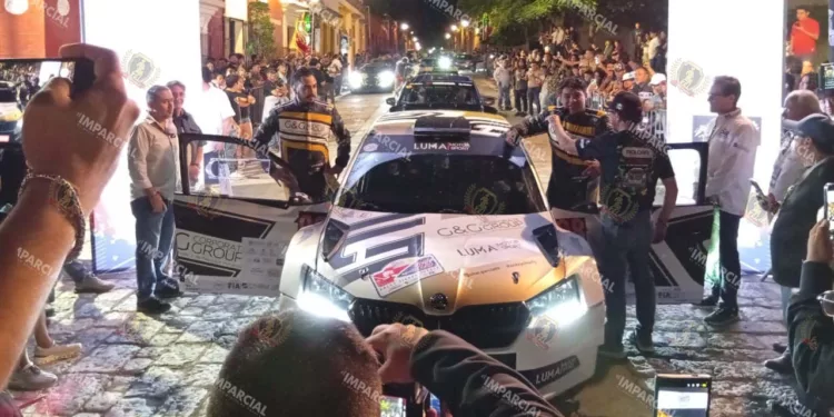 Fotos: Leobardo García Reyes // La ceremonia de la arrancada del Rally Sierra Juárez se dio en el Andador Turístico.