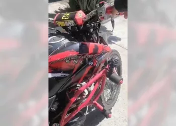 La moto Itálika DM200 fue robada mientras estaba estacionada en la calle Jiménez.