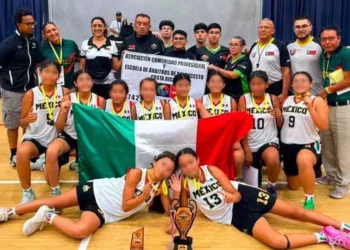 La selección nacional femenil de minibasquetbol se corona en San José, Costa Rica. Dos de sus integrantes son de Huajuapan de León: Grecia Valeria Ruíz Mendoza y Regina Carrizosa Ortíz.