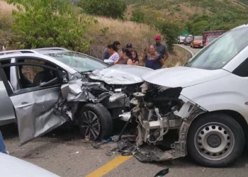 Las corporaciones de emergencia atendieron a los tripulantes de las dos camionetas.