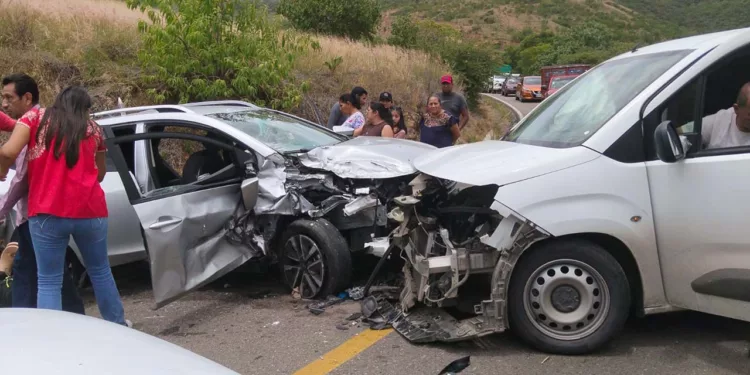 Las corporaciones de emergencia atendieron a los tripulantes de las dos camionetas.