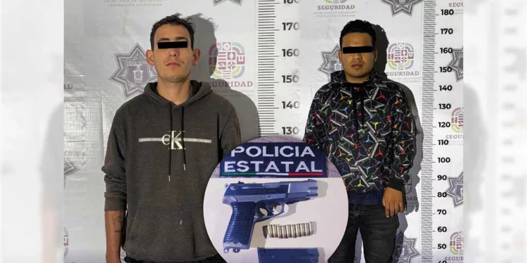 Los dos sujetos no pudieron comprobar la portación legal del arma calibre 9 milímetros.