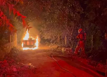 Los elementos de la Policía Municipal y el Heroico Cuerpo de Bomberos se encontraron con un mototaxi envuelto en llamas.