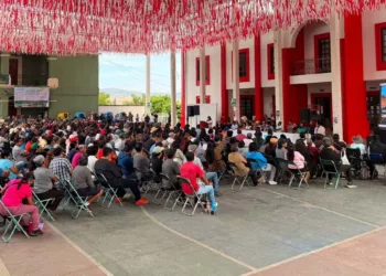 Foto: redes sociales // La asamblea comunitaria en San Lorenzo Cacaotepec que rechazó el proyecto de Corredor Zapoteca por sus tierras.