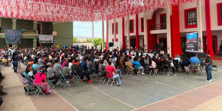 Foto: redes sociales // La asamblea comunitaria en San Lorenzo Cacaotepec que rechazó el proyecto de Corredor Zapoteca por sus tierras.