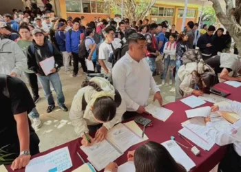 Foto: Gobierno de Oaxaca // Normalistas con órdenes de adscripción y cartas de presentación.