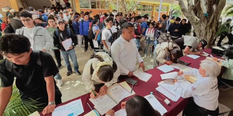 Foto: Gobierno de Oaxaca // Normalistas con órdenes de adscripción y cartas de presentación.