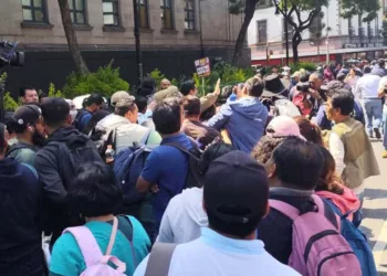 Foto: Cencos 22 // La dirigencia magisterial llega a Palacio Nacional.