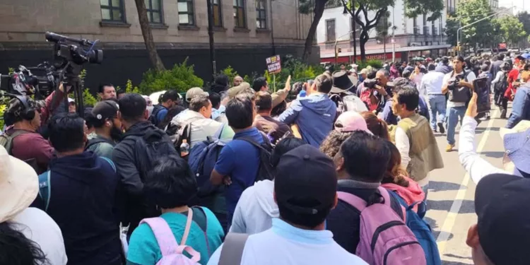 Foto: Cencos 22 // La dirigencia magisterial llega a Palacio Nacional.