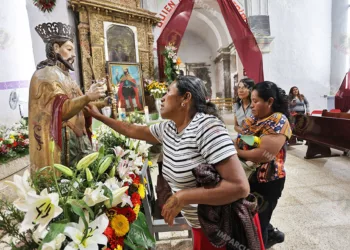 La imagen de San Luis Rey de Francia fue bajada de su pedestal para acercarla a los devotos.