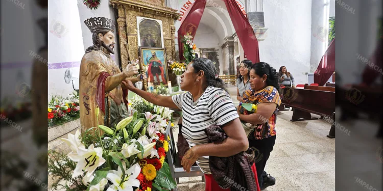 La imagen de San Luis Rey de Francia fue bajada de su pedestal para acercarla a los devotos.