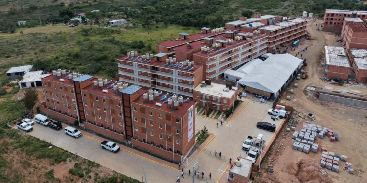 La presidenta encabezó la entrega de 68 viviendas del Infonavit en Huajuapan de León.