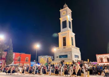 La reinauguración y encendido del reloj se realizaron durante una ceremonia pública.
