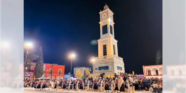 La reinauguración y encendido del reloj se realizaron durante una ceremonia pública.