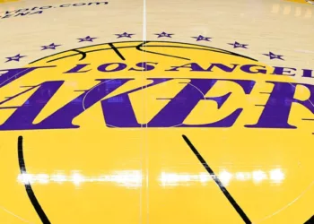 ¡Venta récord en la NBA! Venden a Los Angeles Lakers por 12 mil millones de dólares