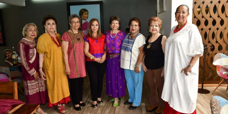 Foto: Rubén Morales // Las asistentes degustaron diversos platillos del menú del lugar al tiempo que apreciaban las presentaciones de la Guelaguetza.