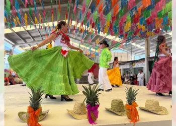 Las presentaciones de la Guelaguetza en mercados públicos reunieron a cientos de personas.