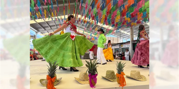 Las presentaciones de la Guelaguetza en mercados públicos reunieron a cientos de personas.