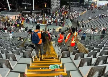 Foto: Municipio de Oaxaca de Juárez // Limpieza del auditorio luego de concluir la Guelaguetza.