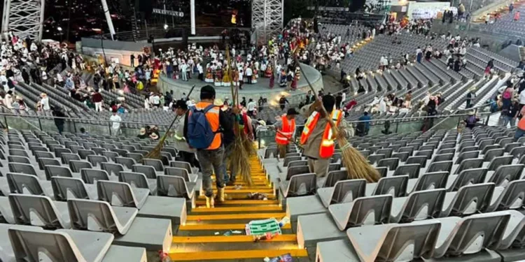 Foto: Municipio de Oaxaca de Juárez // Limpieza del auditorio luego de concluir la Guelaguetza.