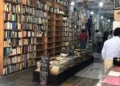 Los estrechos pasillos de las librerías de Donceles conservan ejemplares de distintas épocas.