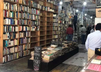 Los estrechos pasillos de las librerías de Donceles conservan ejemplares de distintas épocas.