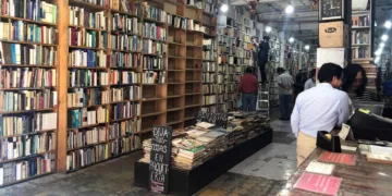 Los estrechos pasillos de las librerías de Donceles conservan ejemplares de distintas épocas.