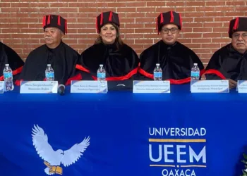 Los nuevos doctores compartieron este logro con familiares, docentes y autoridades educativas.