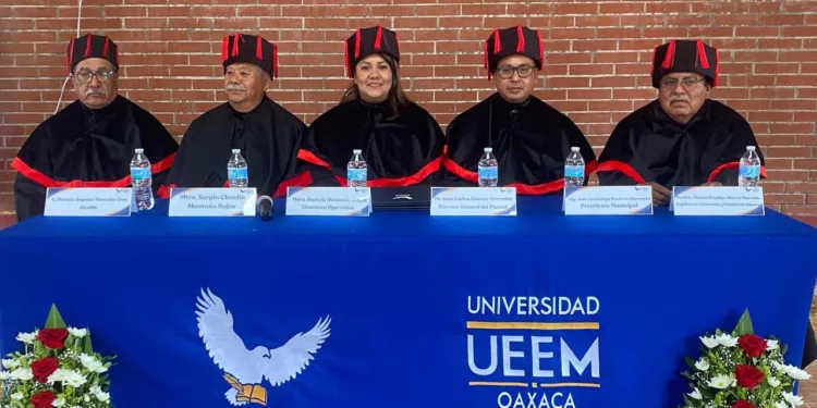 Los nuevos doctores compartieron este logro con familiares, docentes y autoridades educativas.