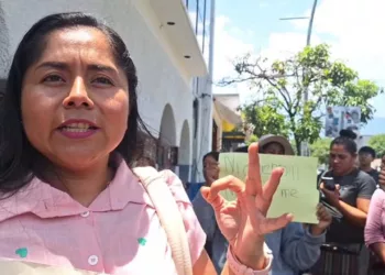 Madres y padres de familia de Cuilapam de Guerrero protestaron ayer en la sede de la SEP estatal.