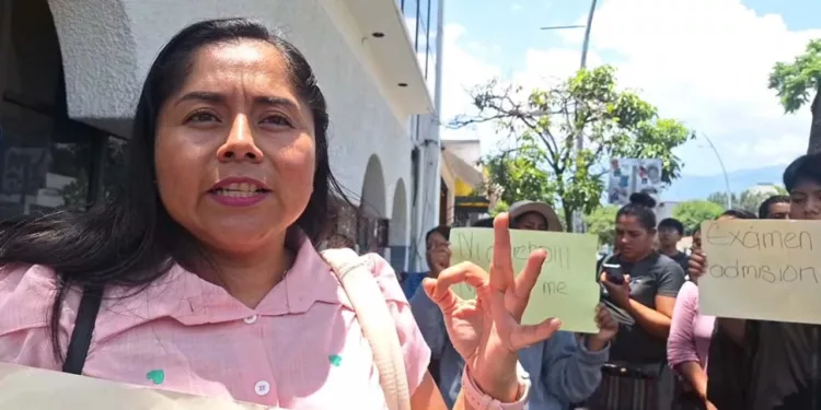 Madres y padres de familia de Cuilapam de Guerrero protestaron ayer en la sede de la SEP estatal.