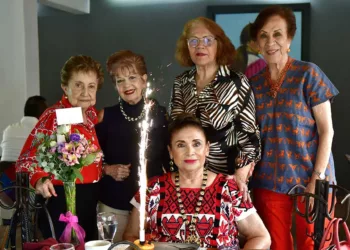 Fotos: Rubén Morales // Martha Pacheco, Leonor Hurtado, Bertha Ballona, Bety Guillén e Irene Rodríguez de Díaz compartieron un agradable desayuno.