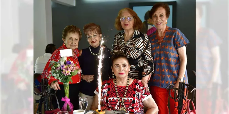Fotos: Rubén Morales // Martha Pacheco, Leonor Hurtado, Bertha Ballona, Bety Guillén e Irene Rodríguez de Díaz compartieron un agradable desayuno.