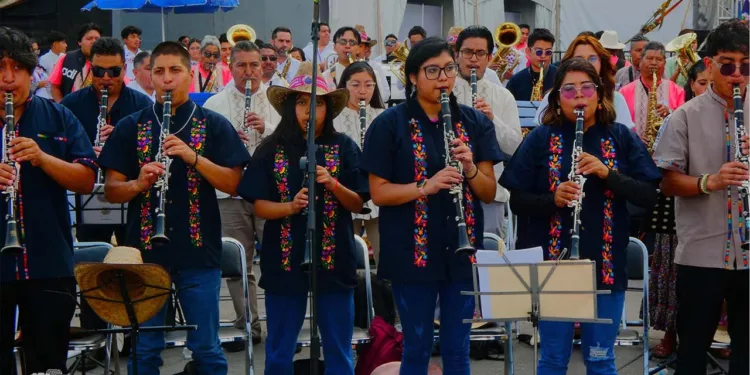 Más de 300 músicos integrarán la séptima presentación de la Banda Monumental Oaxaqueña en el Zócalo de la Ciudad de México.