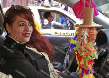 Mujeres también se ganan el sustento conduciendo en el tránsito de la ciudad.