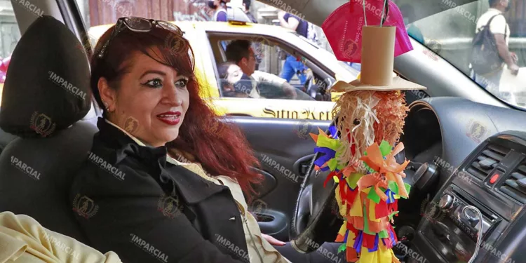 Mujeres también se ganan el sustento conduciendo en el tránsito de la ciudad.