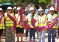 Foto: cortesía // Nancy Benítez da el banderazo a la obra de pavimentación en beneficio de los xoxeños.