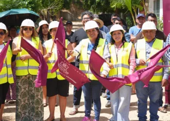 Foto: cortesía // Nancy Benítez da el banderazo a la obra de pavimentación en beneficio de los xoxeños.