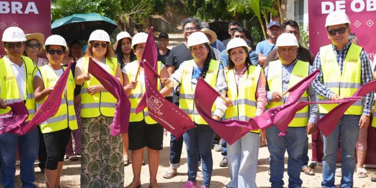 Foto: cortesía // Nancy Benítez da el banderazo a la obra de pavimentación en beneficio de los xoxeños.