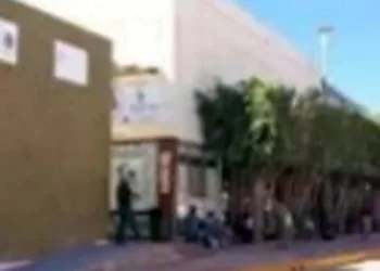 Paramédicos de la corporación de Bomberos confirmaron el deceso del hombre a bordo de un taxi.