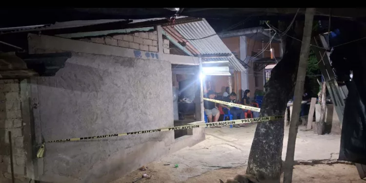 Peritos y agentes de la AEI se desplegaron en Santiago Tetepec para iniciar con las indagatorias.