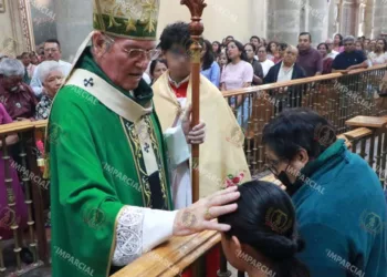 Foto: Adrián Gaytán // Pedro Vázquez Villalobos, arzobispo de Antequera Oaxaca, escucha a una personas tras terminar su homilía dominical.