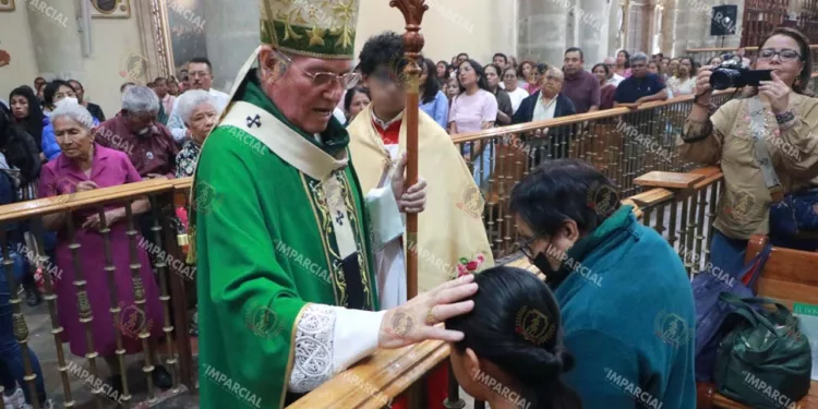 Foto: Adrián Gaytán // Pedro Vázquez Villalobos, arzobispo de Antequera Oaxaca, escucha a una personas tras terminar su homilía dominical.