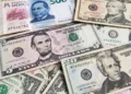 El peso mexicano roza los 17 por dólar: así cerró el tipo de cambio este lunes