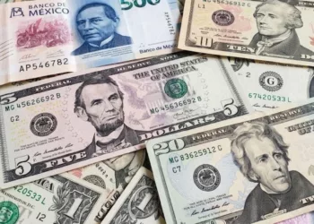 El peso mexicano roza los 17 por dólar: así cerró el tipo de cambio este lunes