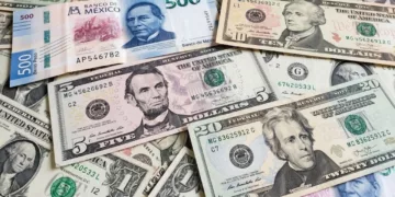 El peso mexicano roza los 17 por dólar: así cerró el tipo de cambio este lunes
