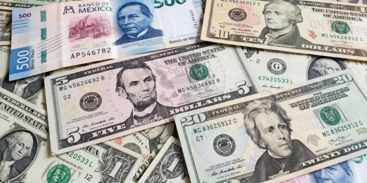 El peso mexicano roza los 17 por dólar: así cerró el tipo de cambio este lunes